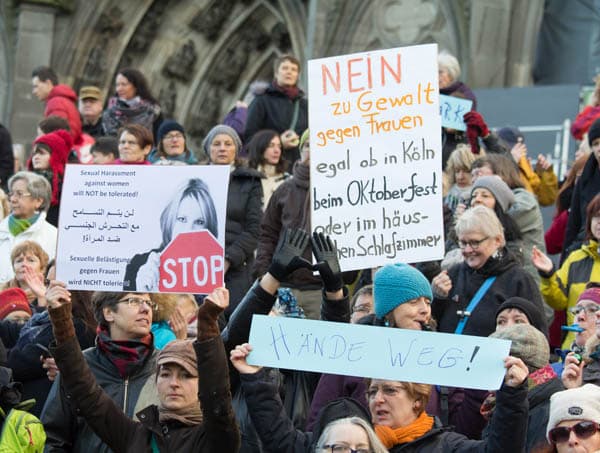 Protesters gather outside Cologne Cathedral with a sign reading "No to violence against women", 2016. Photo: Elke Wetzig. Used under (CC BY-SA 4.0).