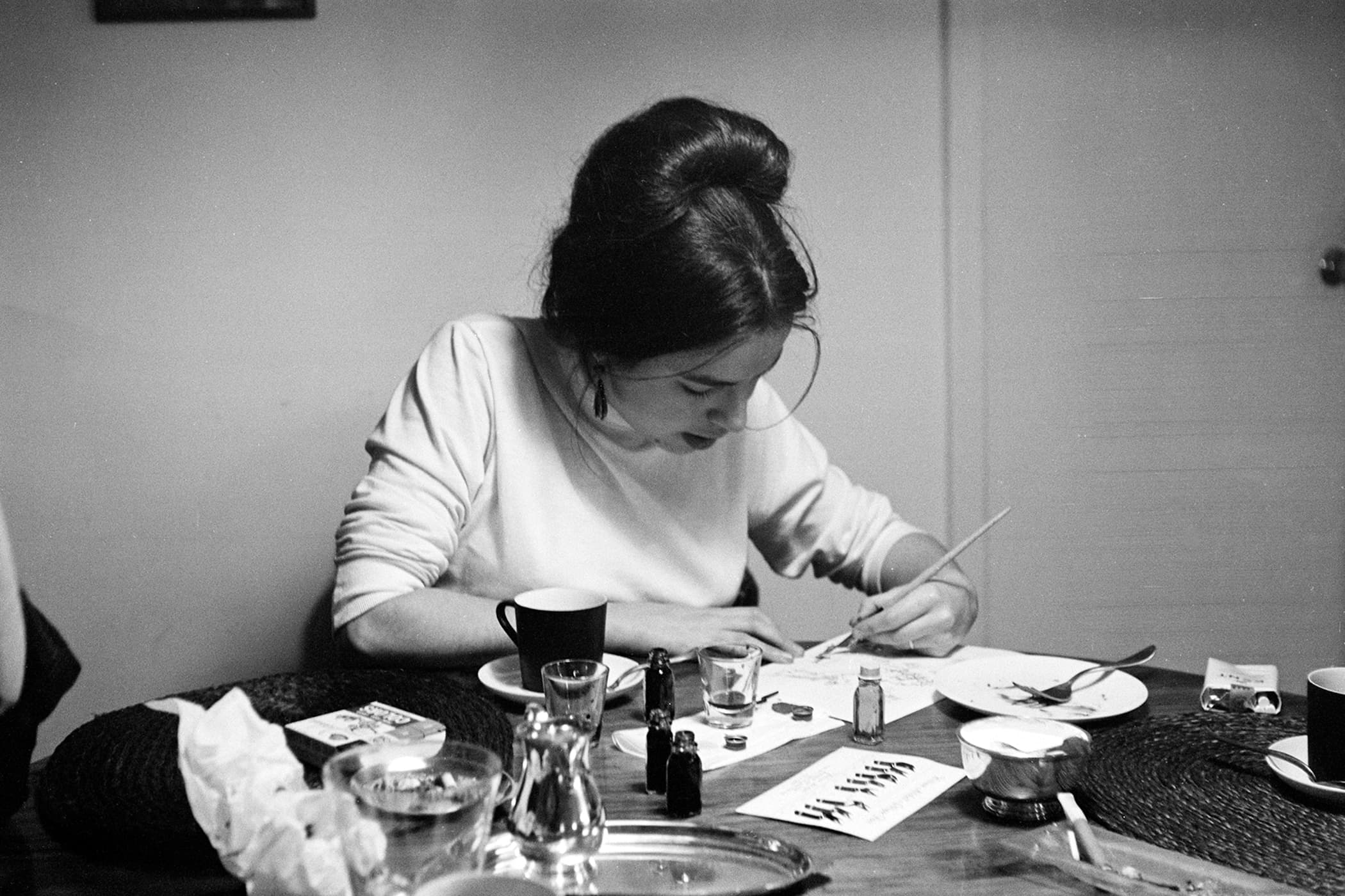 Eva Hesse painting at photographer's studio, circa 1963. Photo: Barbara Brown.